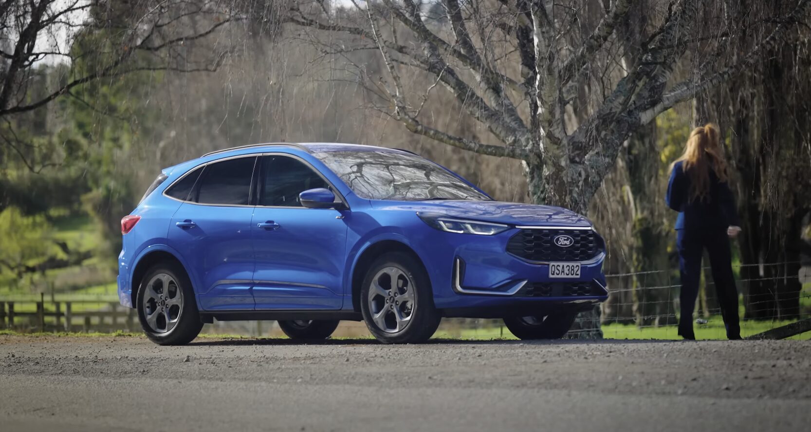 Highway Emergency Towing Service - Professional Roadside Assistance Emergency roadside assistance helping a stranded vehicle on a highway